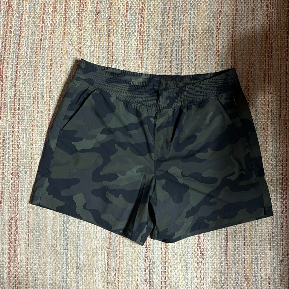 Old Navy Active size Large camo shorts
